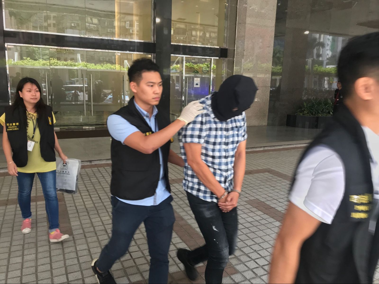 资深公务员知法犯法