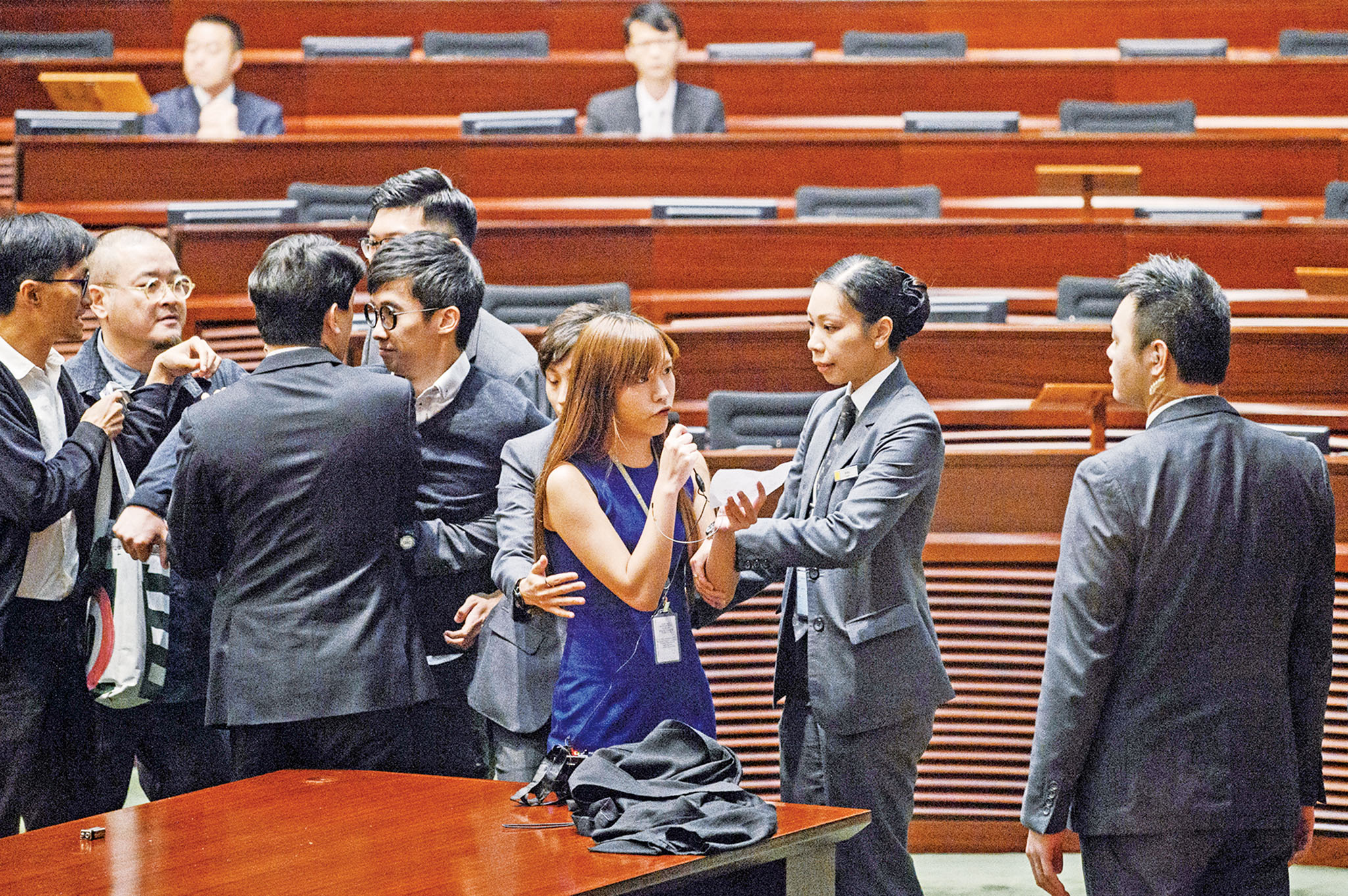 港立法会宣誓混乱持续 12319 香港立法会候任议员梁颂恒,游蕙祯早前