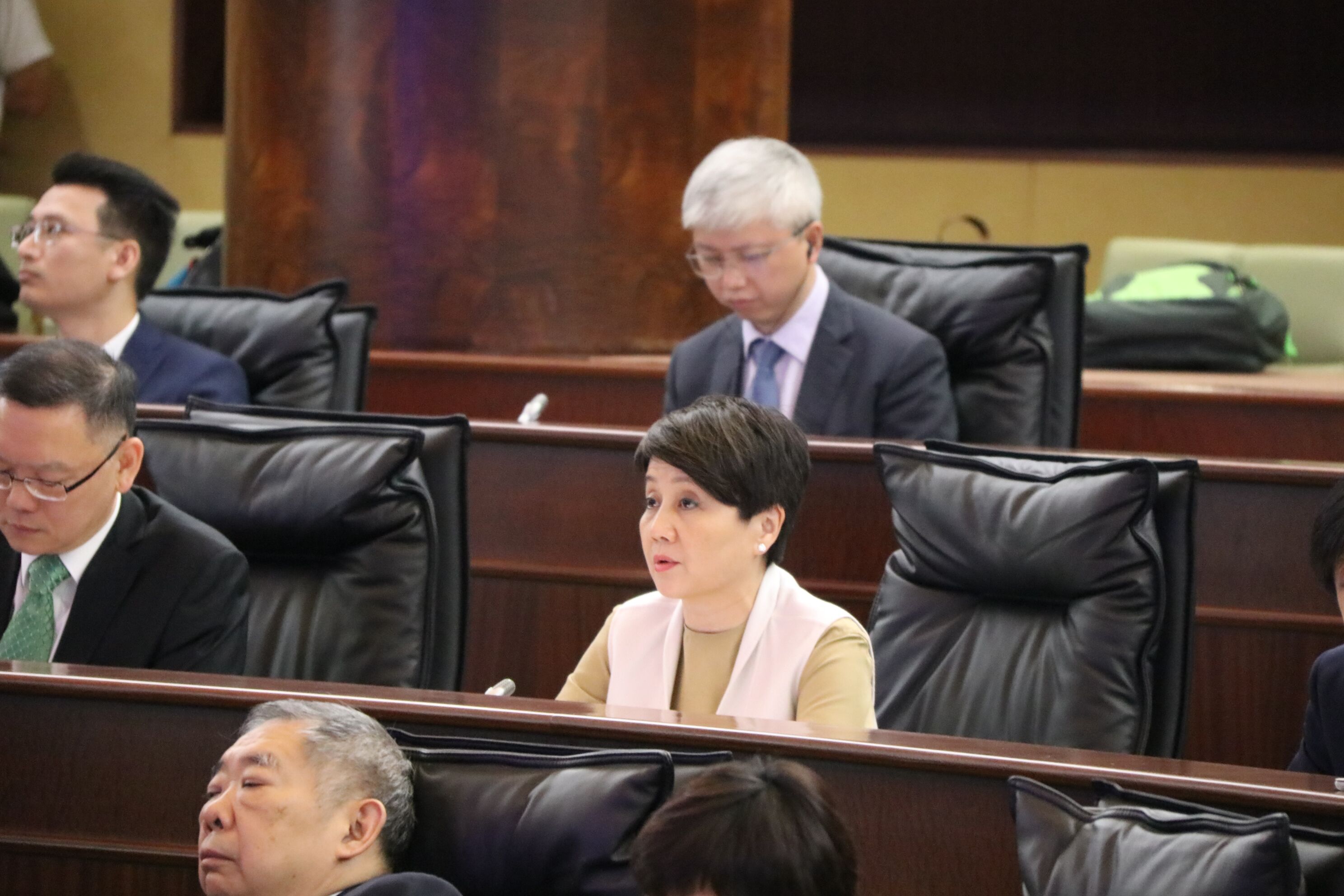 其中议员梁安琪以24票当选立法会行政委员会主席
