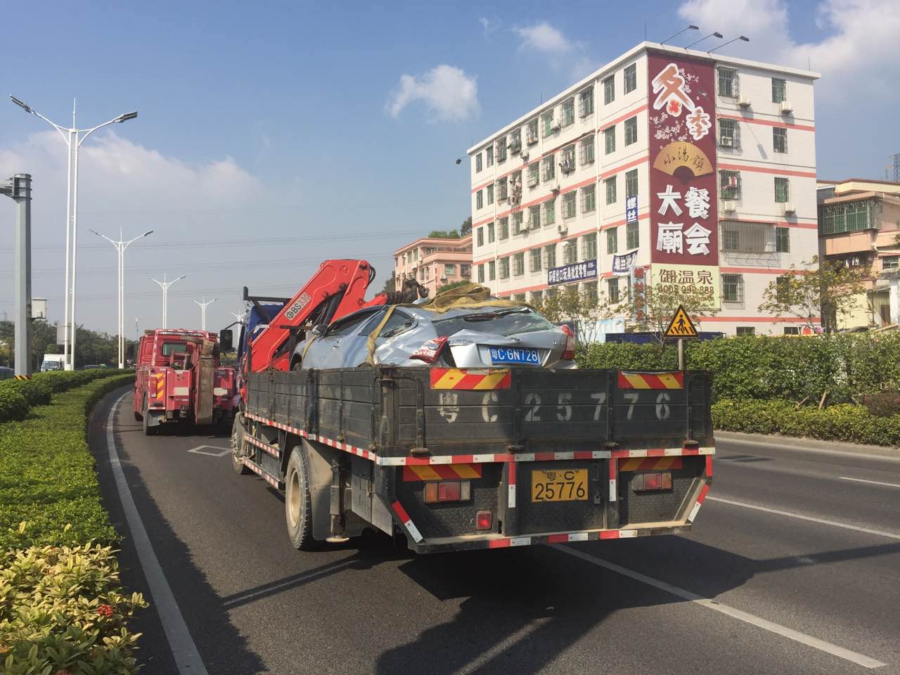 货车侧翻压住私家车
