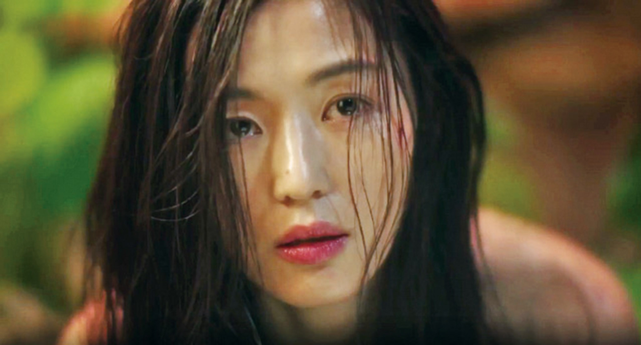 全智贤救李敏镐上岸后,展露出忧伤的眼神.