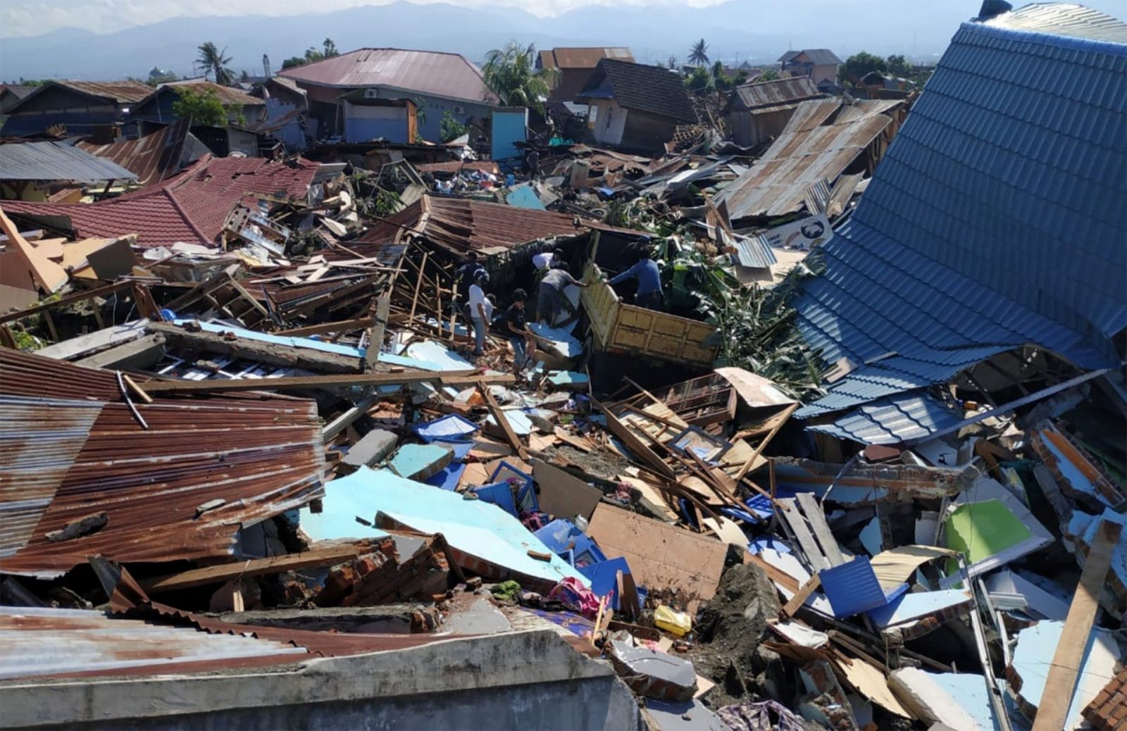 5級地震,地震以及其引發的海嘯已造成超過1,200人死亡.