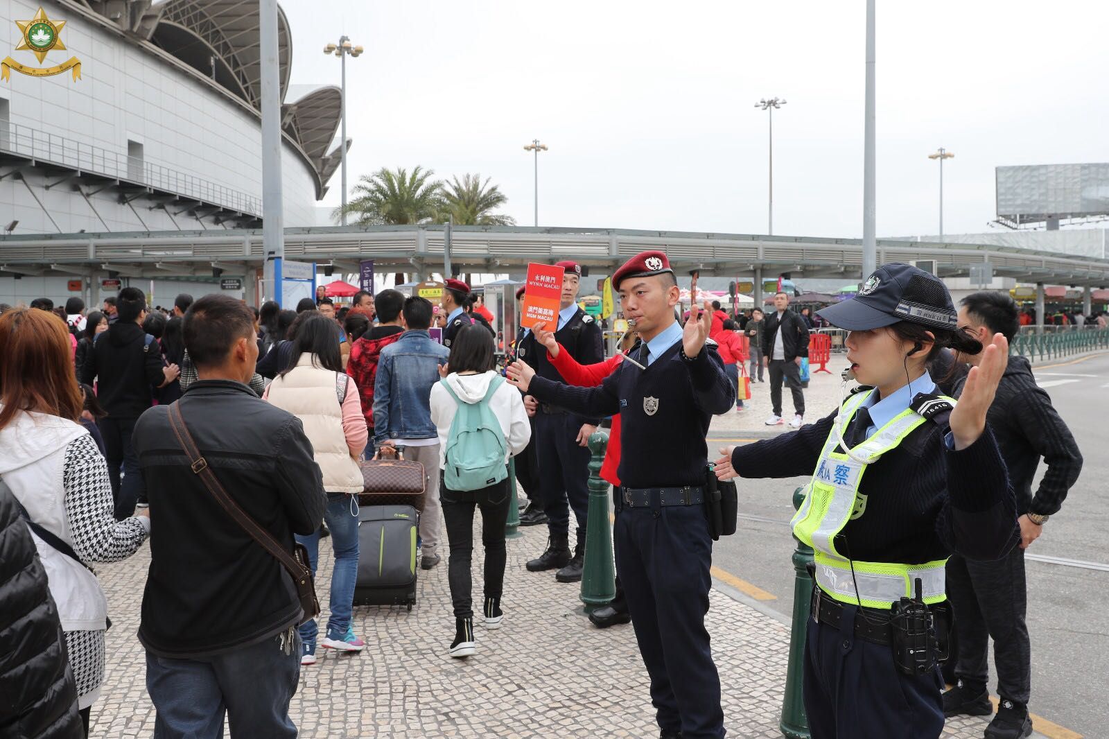 新春期间坚守岗位 治安警为大众服务-澳门葡京赌场官网