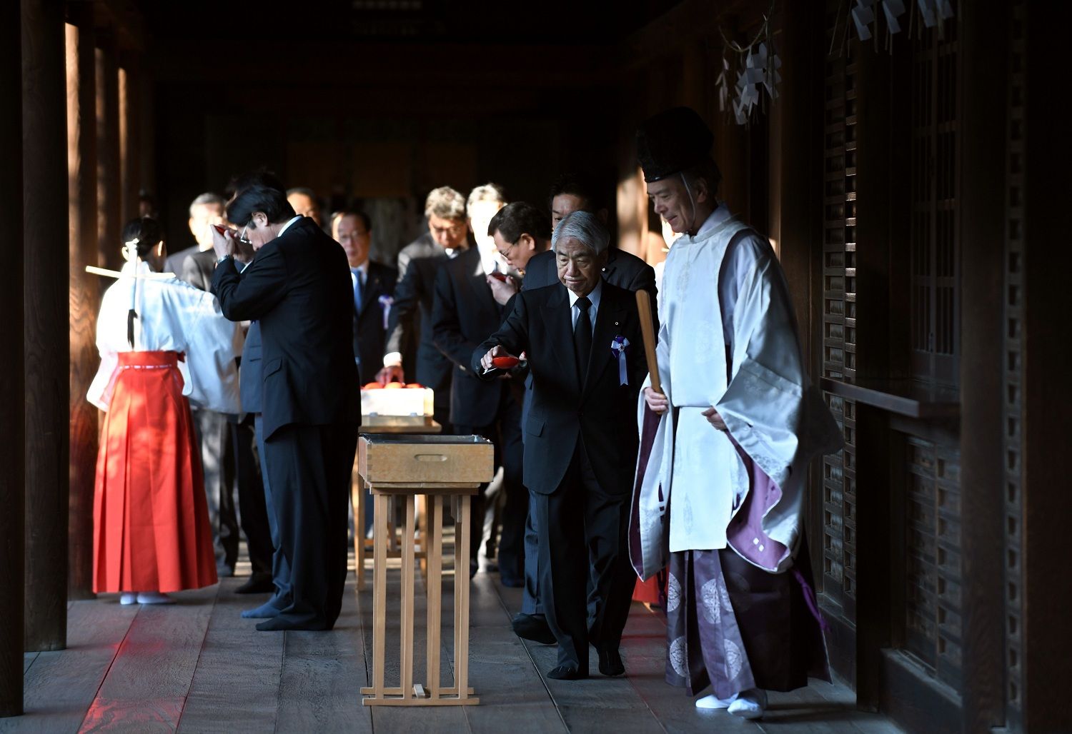 日本学生参拜靖国神社图片