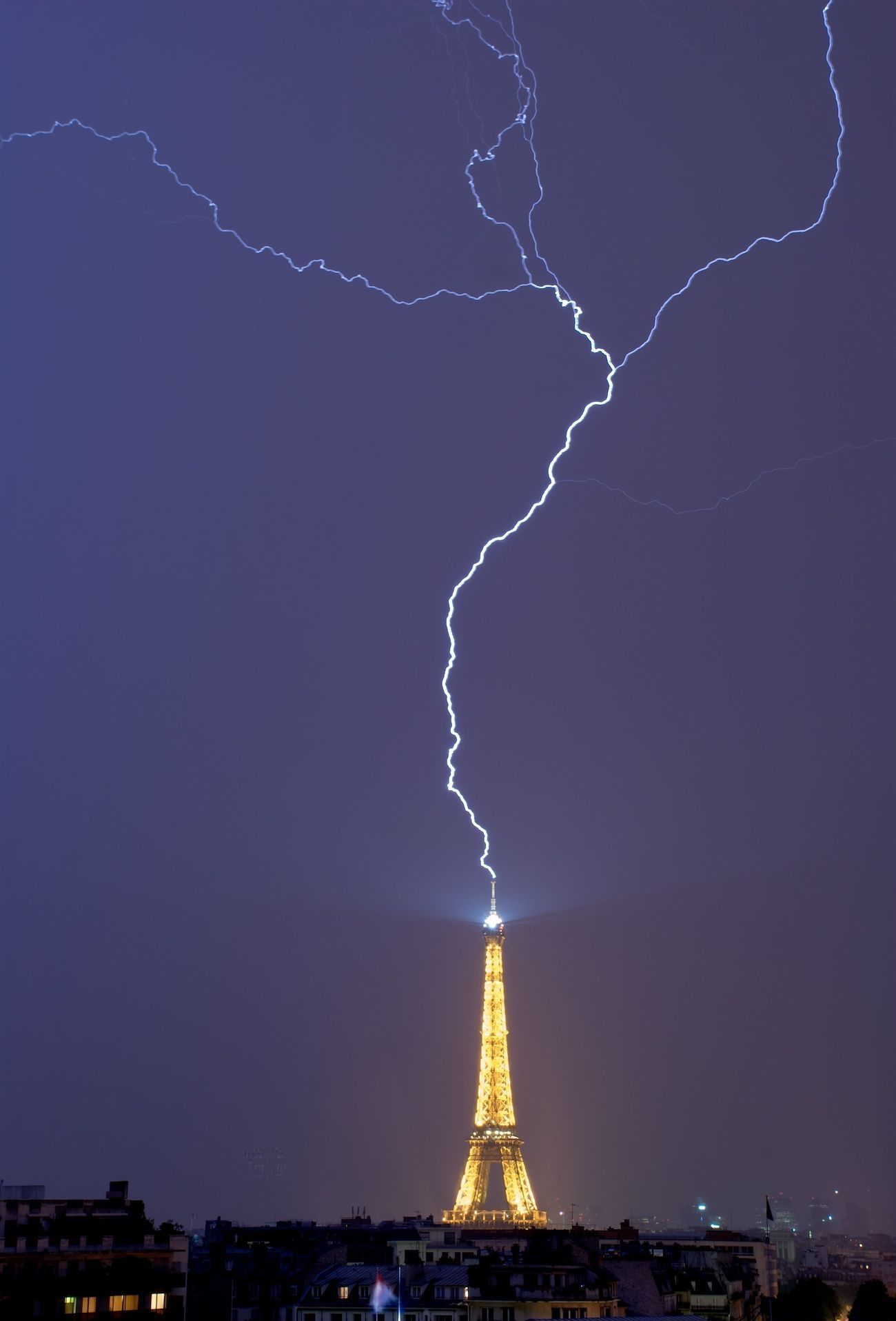 巴黎铁塔遭雷劈中