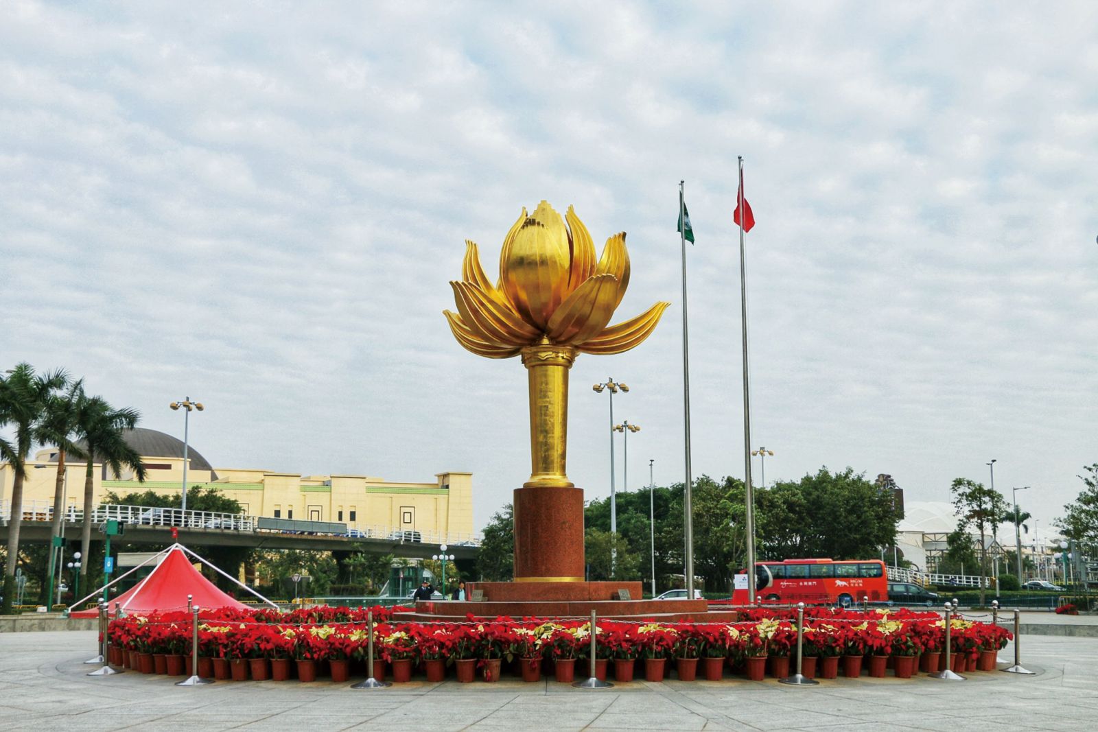 19/12/2017 10655 今日上午8时正,特区政府在金莲花广场举行隆重升旗