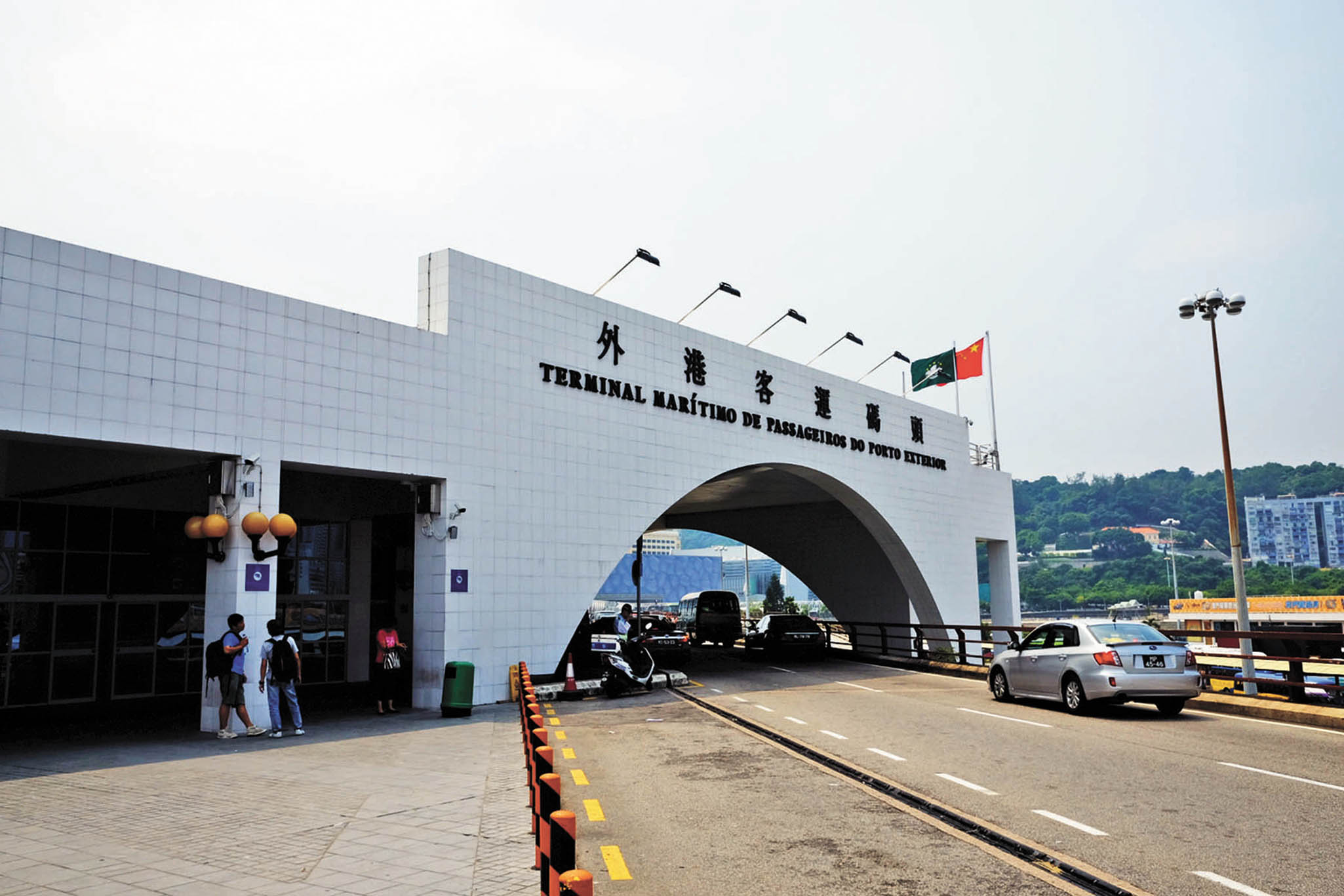 外港客运码头昨早发生骇人事件,一名韩国男子在厕所内吊颈自杀.