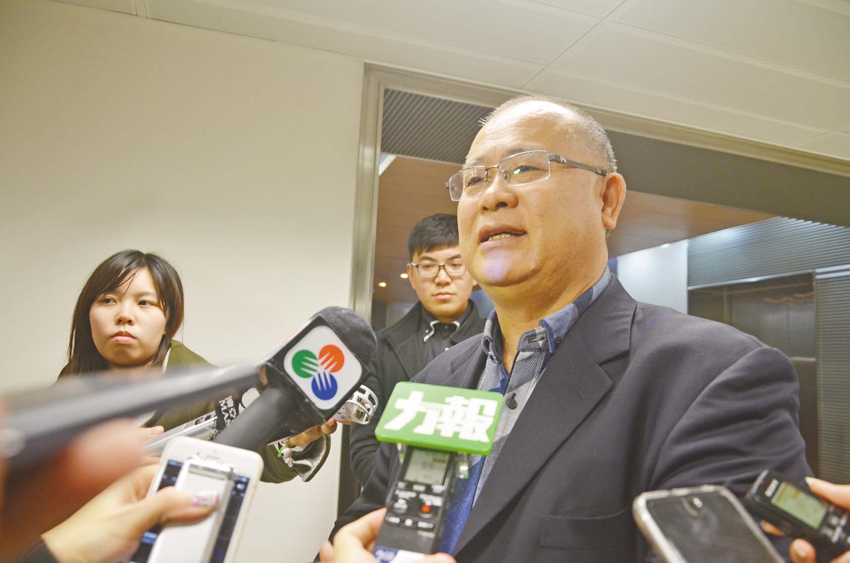 14/01/2016 13891 澳门电召的士服务股份有限公司公司董事张志民会后