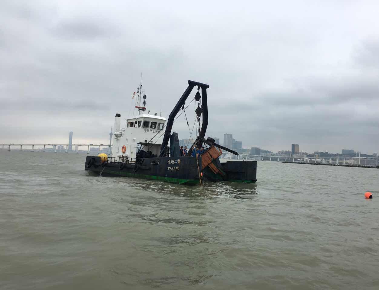 运砂船载重入水 渔船沉没无人伤