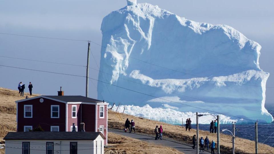 巨型冰山搁浅纽芬兰小镇