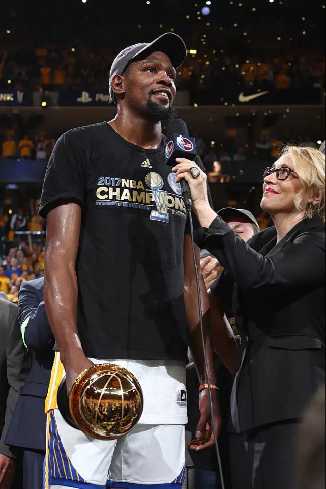 以总场数4:1重夺nba总冠军,五场得分皆达30分以上的杜兰特,顺理成章