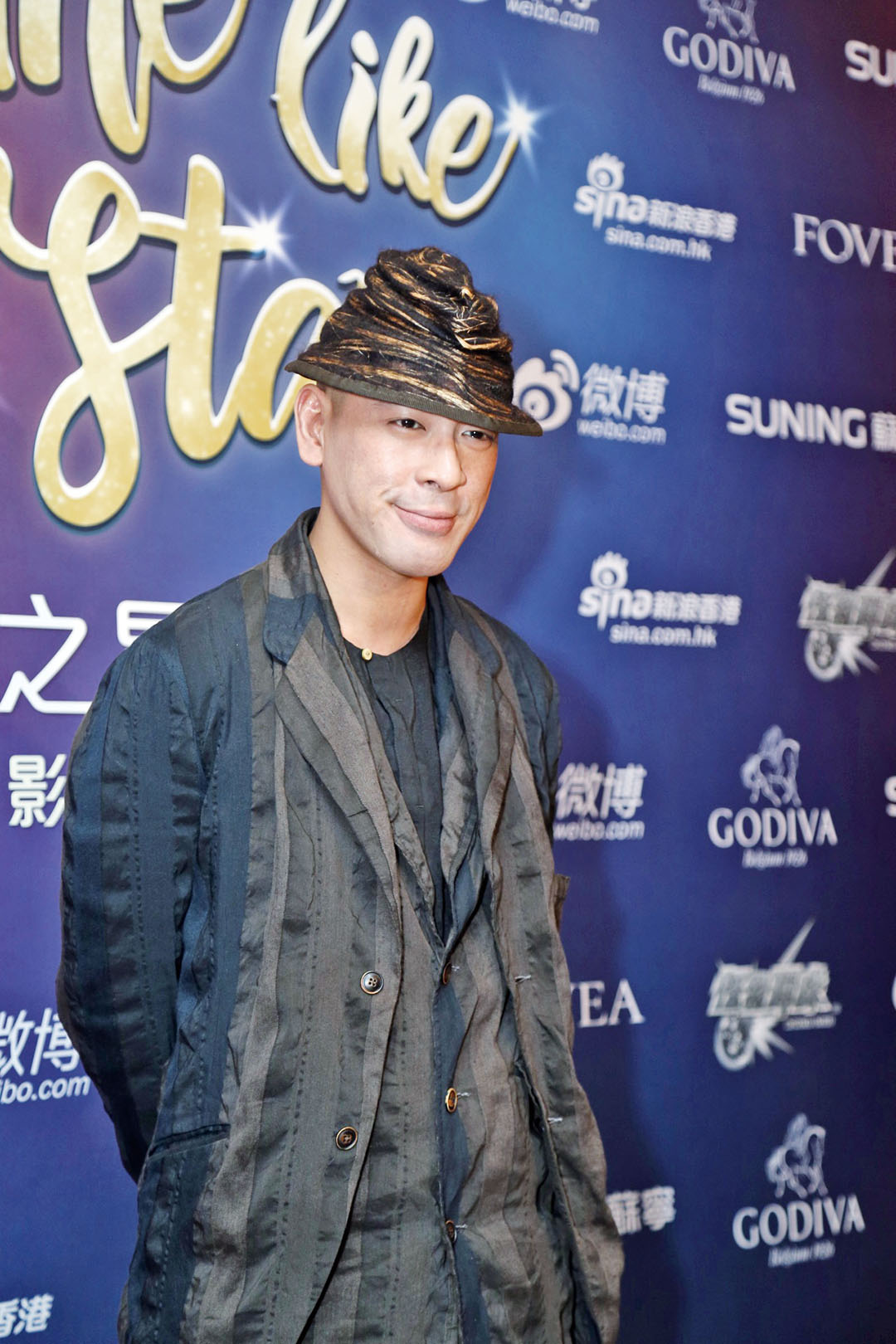 麦浚龙新碟继续用讲故事嘅形式去表达.