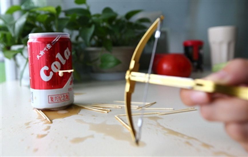 20/06/2017 76205 内地小学生近日兴起玩一种叫「牙签弩」游戏,可将