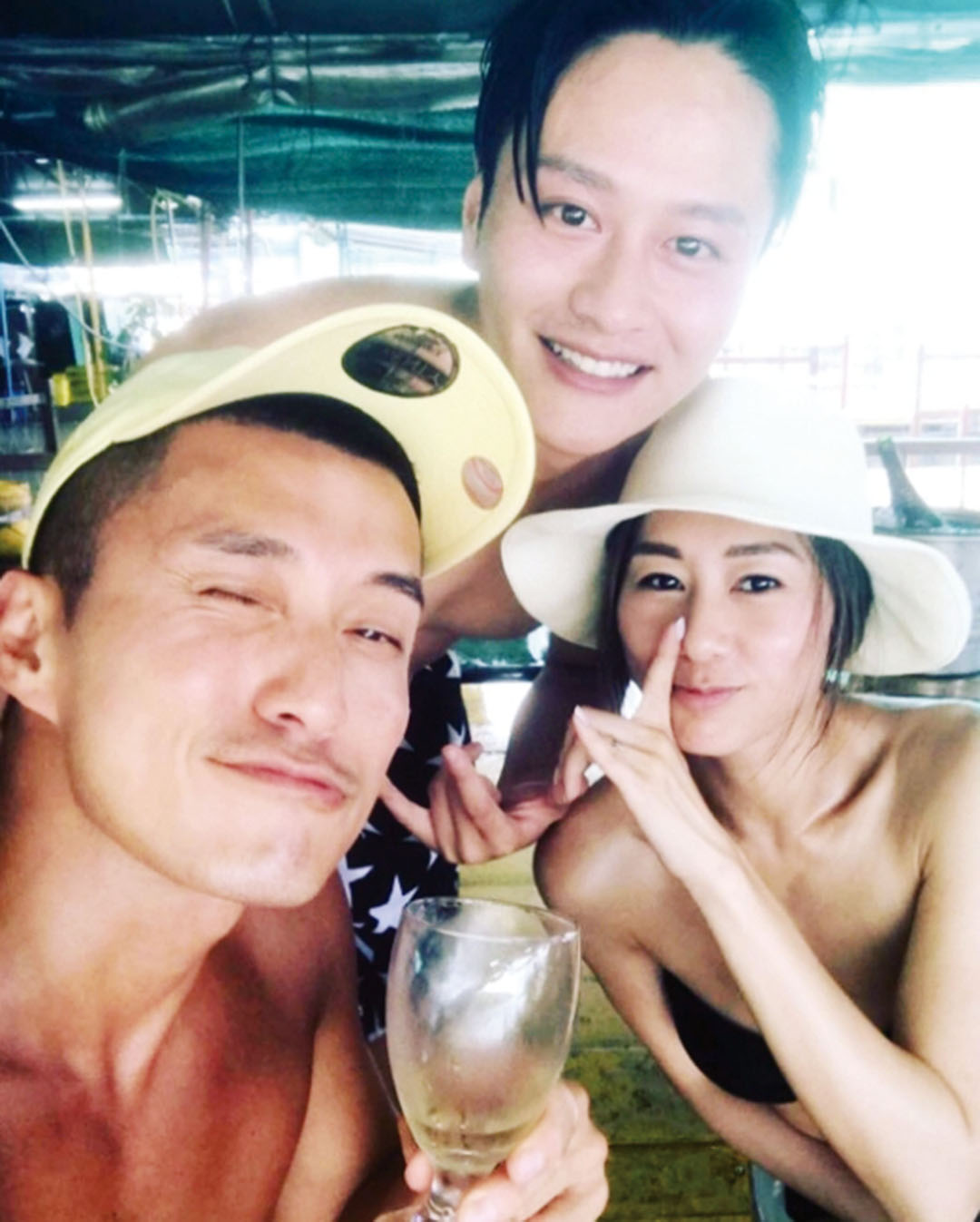 胡定欣罕有穿三点式,大晒白滑身材.