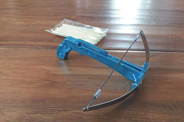 内地小学生近日兴起玩一种叫「牙签弩」游戏,可将牙签作为「箭」发射