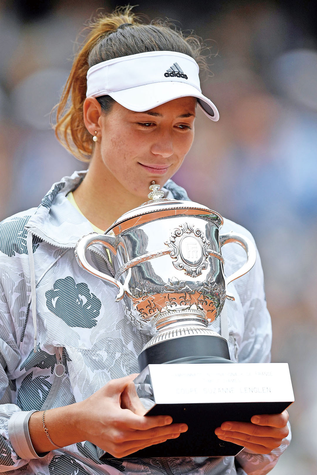 梅古露莎喜捧法网冠军奖杯.(法新社图片)