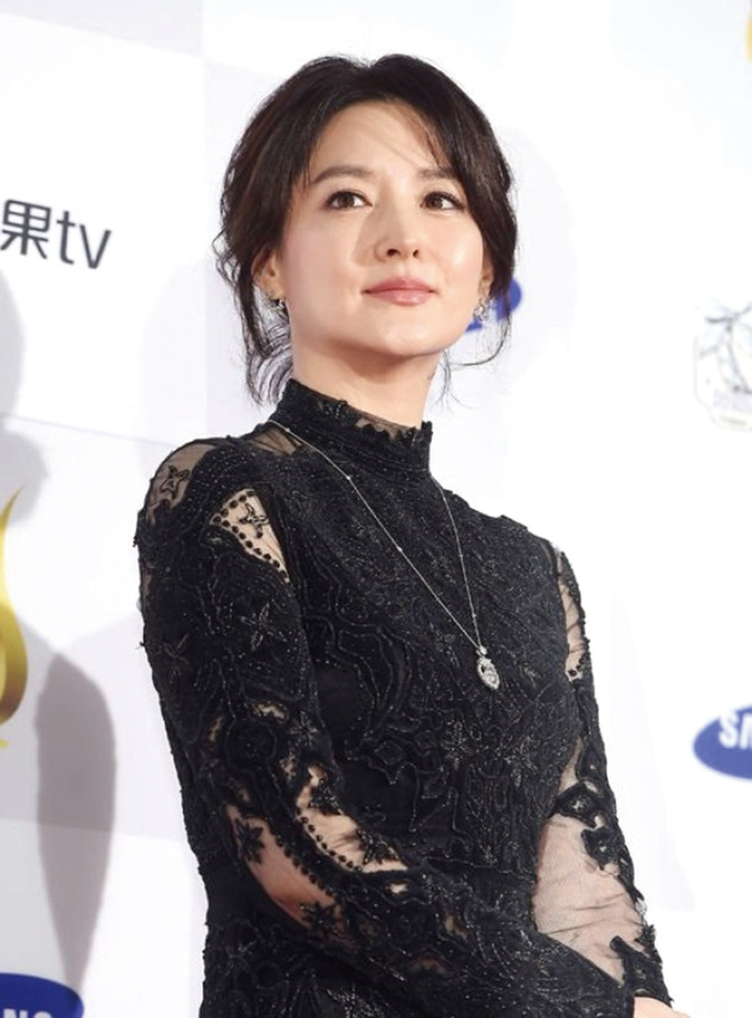 李英爱透过慈善机构捐出澳门币40万,帮助厄瓜多尔地震灾民.