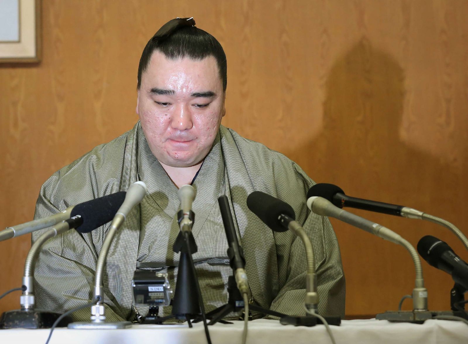 日马富士道歉并宣布引退